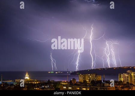 Tempête sur Varna, Bulgarie, avec des éclairs, et clignote Banque D'Images