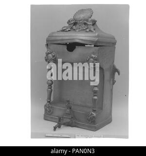 Lavabo citerne. Culture : le français. Dimensions : hors tout : 16 × 10 × 3/8 8 1/2 in. (40,6 × 26,4 × 21,6 cm). Date : fin du 16e siècle. Les boucliers sont metal de qualité différente du reste de la pièce et ont manifestement été substitué à l'original cresting. Musée : Metropolitan Museum of Art, New York, USA. Banque D'Images