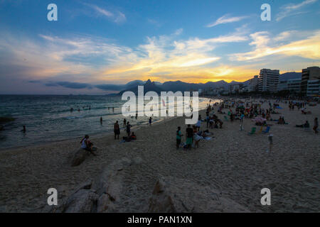 Les plages d'Ipanema et d'Arpoador Carioca au coucher du soleil. L'une des principales attractions touristiques de Rio de Janeiro, Brésil. Banque D'Images