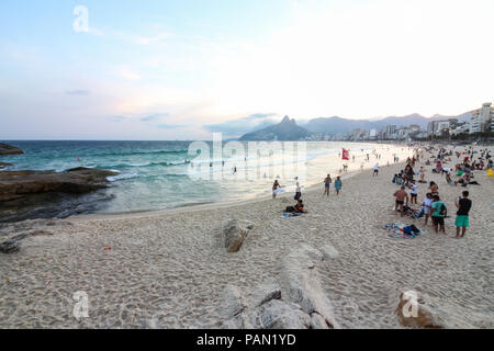 Les plages d'Ipanema et d'Arpoador Carioca au coucher du soleil. L'une des principales attractions touristiques de Rio de Janeiro, Brésil. Banque D'Images