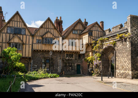 Prieuré Gate et bâtiments de style Tudor de Cheyney Cour dans les motifs de la cathédrale de Winchester, Hampshire, Angleterre. Banque D'Images