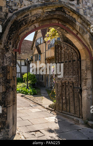 Prieuré Gate et une partie de la Cour Cheyney dans la propriété de la cathédrale de Winchester, Hampshire, Angleterre. Banque D'Images