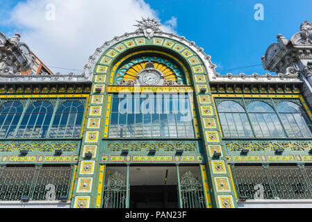 La gare de Bilbao, détail de la mosaïque de verre coloré et à l'entrée de la gare Abando dans le centre de Bilbao, dans le Nord de l'Espagne. Banque D'Images