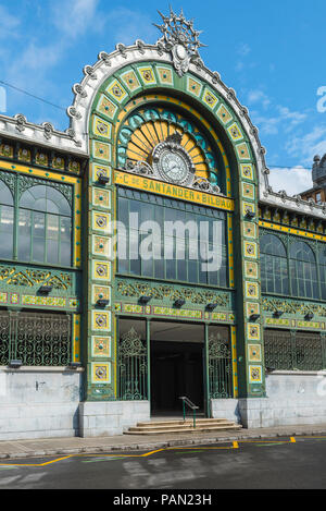 La gare de Bilbao, vue sur les carreaux de verre colorés et entrée de la gare Abando de Bilbao dans le centre, le nord de l'Espagne. Banque D'Images