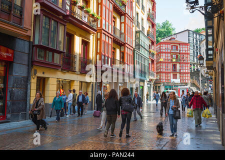 Rue de Bilbao, vue le long d'une rue vers la Plaza de Unamuno dans le centre de la Casco Viejo (vieille ville) de Bilbao, Espagne. Banque D'Images