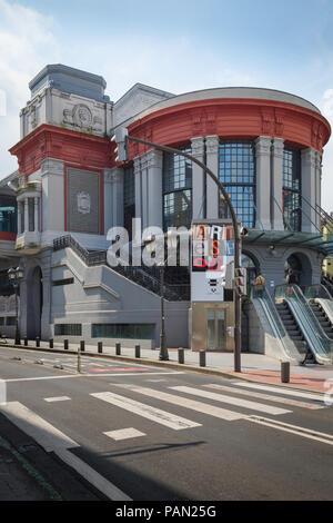 Mercado de la Ribera Bilbao, vue de l'entrée de l'édifice du marché de l'Art Nouveau dans la vieille ville (Casco Viejo) de Bilbao, dans le Nord de l'Espagne. Banque D'Images