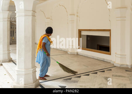 Une femme balayant dans le temple. Temple d'Or à Delhi, Temple Sikh, Inde juin 2018 Banque D'Images