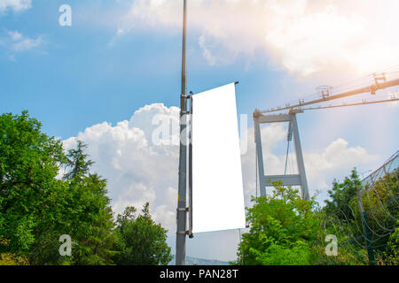 Maquette en blanc du drapeau sur un ciel parfait avec passages nuageux, bleu et soleil en arrière-plan de réflexion ; la Turquie Istanbul street Banque D'Images