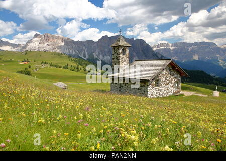 La chapelle de Mastle situé près de col Raiser, avec montagnes Puez Odle et Groupe du Sella montagnes, Val Gardena, Dolomites, Italie Banque D'Images