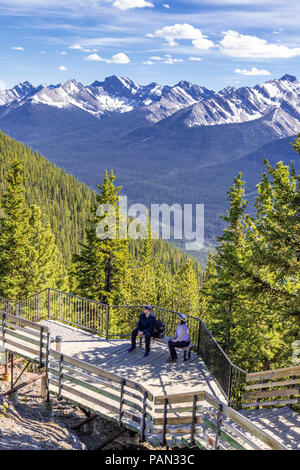 Les touristes à profiter de la vue depuis le sommet du mont Sulphur promenade dans les montagnes Rocheuses, Banff, Alberta, Canada Banque D'Images