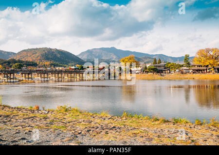 Rivière Arashiyama et pont Togetsukyo Arashiyama à l'automne à Kyoto, Japon Banque D'Images