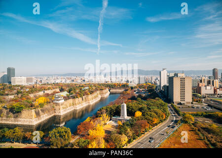 Parc du château d'Osaka et urbaines vue sur la ville à l'automne au Japon Banque D'Images