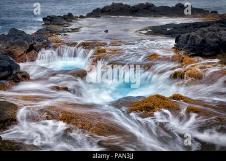 L'eau de mer bien égoutter et le coucher du soleil. L'île de Hawaii. La Grande Île Banque D'Images