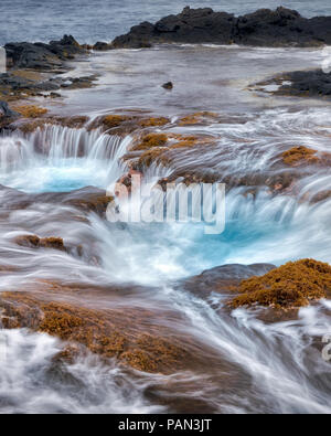 L'eau de mer bien égoutter et le coucher du soleil. L'île de Hawaii. La Grande Île Banque D'Images