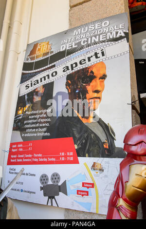 GENOVA, ITALIE - 4 mai 2016 : Arnold Schwarznegger comme Terminator, musée du cinéma international de l'affiche à Genova, Italie. Avec des collections du musée à propos de th Banque D'Images