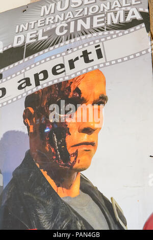 GENOVA, ITALIE - 4 mai 2016 : Arnold Schwarznegger comme Terminator, musée du cinéma international de l'affiche à Genova, Italie. Avec des collections du musée à propos de th Banque D'Images