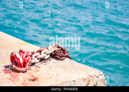 Rusty old anchor chain par la mer sur une journée ensoleillée dans les Caraïbes. Banque D'Images