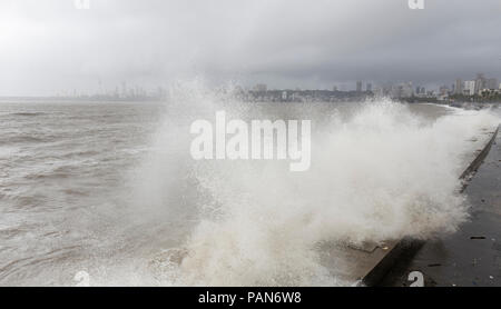 Éclaboussures des vagues à marée haute d'eau de mer à Marine Drive, Promenade à Mumbai, Maharashtra, Inde. Banque D'Images