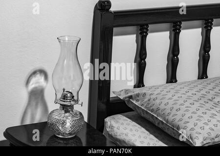 Télévision Vintage-wick huile de kérosène lampe sur table de chevet, lit, matelas, oreiller, chambre. Banque D'Images