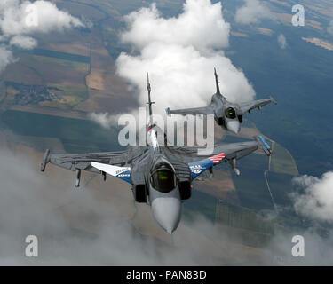 L'armée de l'air tchèque JAS-39 Gripen pilotes de Čáslav Air Base, République tchèque, effectuer des exercices d'air 25 juin 2018, au cours de l'Avenger 2018 Sky. (U.S. Air National Guard photo de Tech. Le Sgt. Mindy Bloem) Banque D'Images