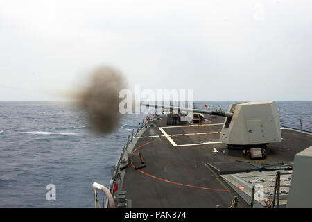 180716-N-MQ094-229 OCÉAN PACIFIQUE (16 juillet 2018) missiles USS Preble (DDG 88) participe à une cible-marteau au cours de l'exercice de tir réel de Rim of the Pacific (RIMPAC), le 16 juillet. Vingt-cinq nations, 46 navires, 5 sous-marins, environ 200 avions et 25 000 personnes participent à l'EXERCICE RIMPAC du 27 juin au 2 août dans et autour des îles Hawaï et la Californie du Sud. Le plus grand exercice maritime international RIMPAC, fournit une formation unique alors que la promotion et le soutien de relations de coopération entre les participants essentiels à t Banque D'Images