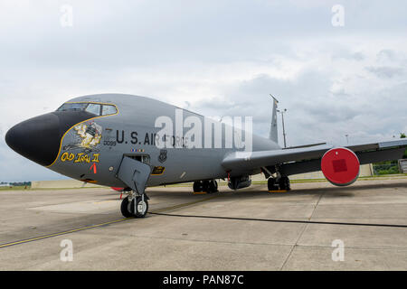 Vieux fer II est fièrement affiché sur la gauche nez de KC-135 Stratotanker "Queue" # 80099 affecté à la 171e Escadre de ravitaillement. Spécialiste Maintenance Aéronautique Master Sgt. Bryan Cruzi est le chef d'équipage de l'aéronef et est le concepteur de l'œuvre. Le sergent-chef. Curzi a examiné ce travail d'art d'être une réitération de l'ancien fer à repasser. La conception est similaire dans sa conception avec quelques dédicaces personnelles cachées à l'intérieur de la peinture. Le père de Curzi a pris sa retraite de l'industrie de l'acier après avoir travaillé 47 ans et ses initiales peuvent être trouvés sur la louche maintenant l'acier en fusion. Il y a un hu Banque D'Images