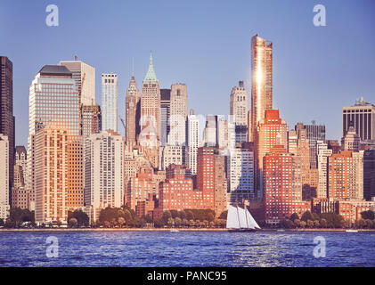 Manhattan au coucher du soleil, aux teintes de couleur photo, New York City, USA. Banque D'Images