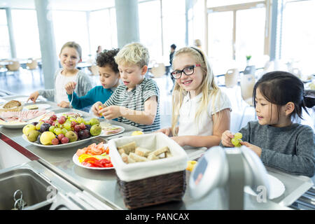 Les élèves à l'encontre de cantine scolaire Banque D'Images