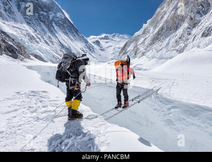 Solo Khumbu, Népal, Everest, Sagamartha Parc National, les alpinistes crossing cascade à Western mcg Banque D'Images