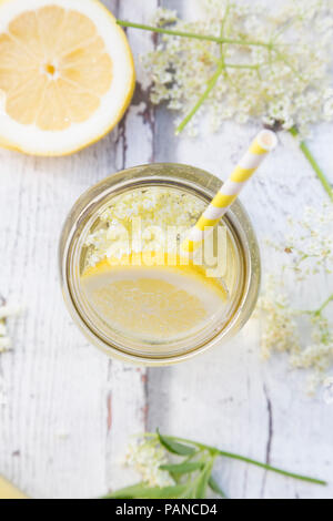 Verre de sirop de sureau fait maison avec des tranches de citron Banque D'Images