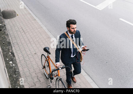 Location de téléphone cellulaire et au niveau de la rue de marche Banque D'Images