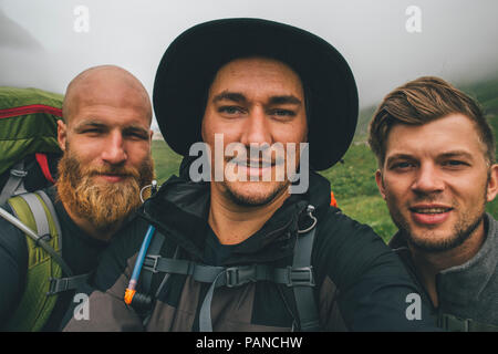 Groupe de voyageurs prenant un selfies Banque D'Images