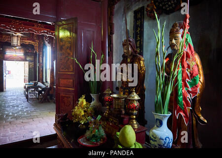 Deux statues de divinités taoïstes à l'intérieur de Temple Quan Thanh à Hanoi, Vietnam. Banque D'Images