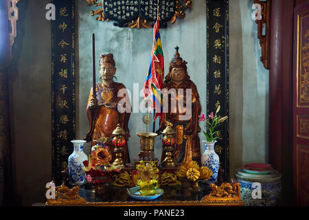 Deux statues de divinités taoïstes à l'intérieur de Temple Quan Thanh à Hanoi, Vietnam. Banque D'Images