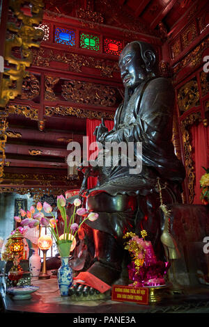 Grande statue de Tran Vu à l'intérieur du Temple taoïste de quan Thanh à Hanoi, Vietnam. Banque D'Images