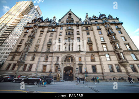 Le Dakota Building dans l'Upper West Side, où John Lennon chanteur icône utilisée pour vivre et en face de laquelle a été tué en 1980, New York, U.S.A., Déc Banque D'Images