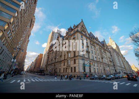 Le Dakota Building dans l'Upper West Side, où John Lennon chanteur icône utilisée pour vivre et en face de laquelle a été tué en 1980, New York, U.S.A., Déc Banque D'Images