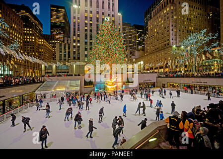 Patinoire Pronetheus statue et arbre de Noël du Rockefeller Center. Manhattan , New York City, USA , Décembre 30, 2017 Photo © Fabio Mazza Banque D'Images