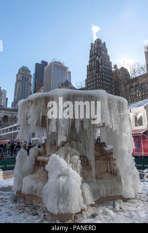 Une fontaine dans Bryant Park, New York, USA, 01 janvier 2018 Photo © Fabio Mazzarella/Sintesi/Alamy Stock Photo Banque D'Images