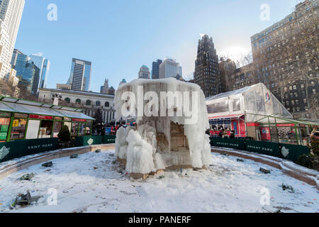 Une fontaine dans Bryant Park, New York, USA, 01 janvier 2018 Photo © Fabio Mazzarella/Sintesi/Alamy Stock Photo Banque D'Images