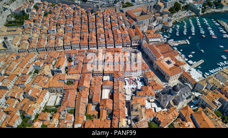 Bâtiments à l'intérieur des murs de la vieille ville de Dubrovnik, Croatie Banque D'Images