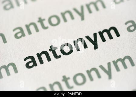 Antonyme de mots imprimés sur papier blanc macro Banque D'Images