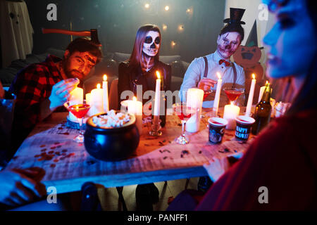 Les amis s'amusant grande Halloween party Banque D'Images