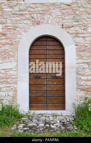 L'image d'une vieille porte en Altino, Ascoli Piceno - Italie Banque D'Images