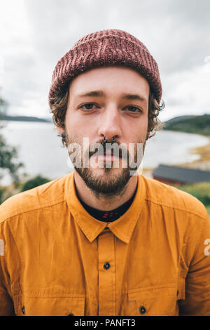 Portrait d'un homme voyageant dans les îles Lofoten Banque D'Images