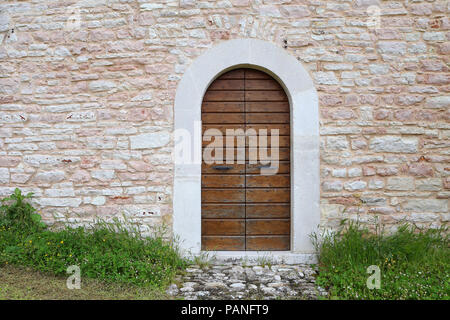 L'image d'une vieille porte en Altino, Ascoli Piceno - Italie Banque D'Images