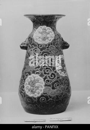 Vase. Culture : le Japon. Dimensions : H. 10 3/8 in. (26,4 cm). Date : 1800. Musée : Metropolitan Museum of Art, New York, USA. Banque D'Images