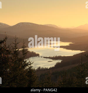 Loch Garry au coucher du soleil Banque D'Images