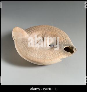 Lampe en terre cuite. Culture : Roman. Dimensions : Longueur : 3 1/4 in. (8,3 cm) Hauteur : 1 5/16 in. (3,3 cm). Date : 2ème siècle de notre ère. Musée : Metropolitan Museum of Art, New York, USA. Banque D'Images