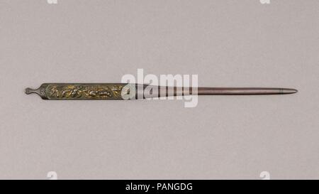 Coiffure Outil (Kogai). Culture : le japonais. Dimensions : L. 8 15/16 in. (22,7 cm) ; W. 1/2 in. (1,3 cm). Date : début du xve siècle. C'est l'un des plus anciens  <i >kogai </i > à l'extérieur du Japon. Elle a été faite dans le soi-disant  <i >kokinko </i > (vieux style) Goldsmith. La conception, avec une grue, tortue, pin, bambou, et prunier, est connu sous le nom de  <i >kishomon </i > (heureuse) et avait pour but d'amener le propriétaire bonne chance. Musée : Metropolitan Museum of Art, New York, USA. Banque D'Images
